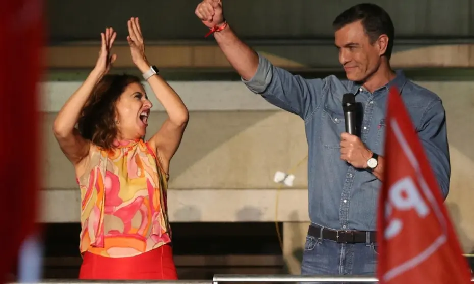 Mar&iacute;a Jes&uacute;s Montero, junto a Pedro S&aacute;nchez la noche electoral del 23 de julio de 2023