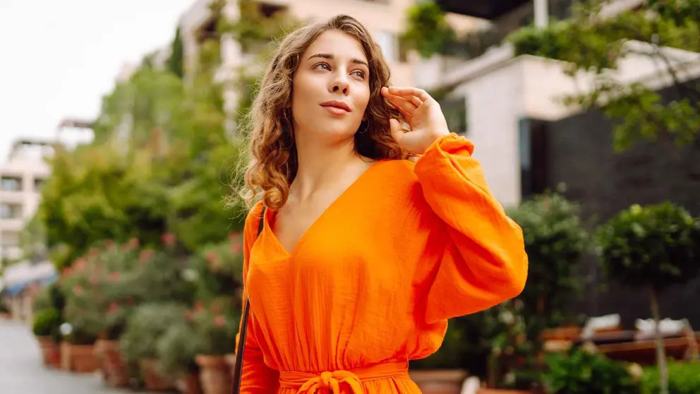 Una mujer a la moda con prendas de Sfera