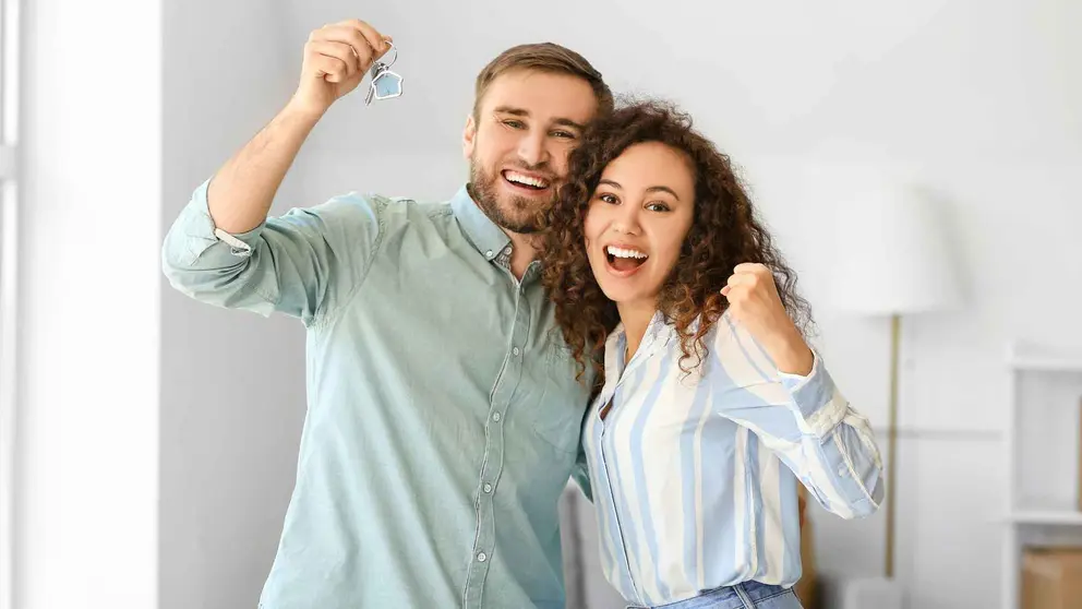 Dos j&oacute;venes tras adquirir una vivienda