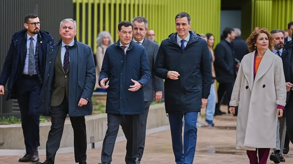 Juanma Moreno conversa con Pedro S&aacute;nchez en el acto de entrega de las viviendas en Sevilla