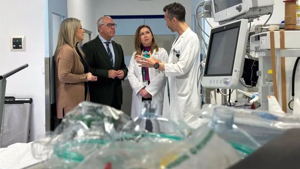 El delegado del Gobierno andaluz en Ja&eacute;n, Jes&uacute;s Estrella, durante su visita al hospital de Ja&eacute;n
