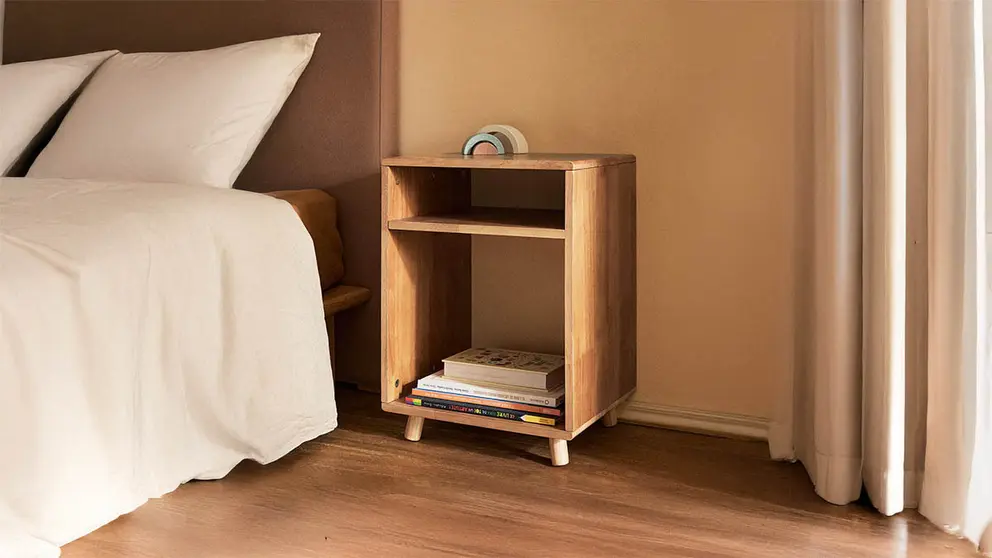 Mesita de noche de madera de pino en Zara Home