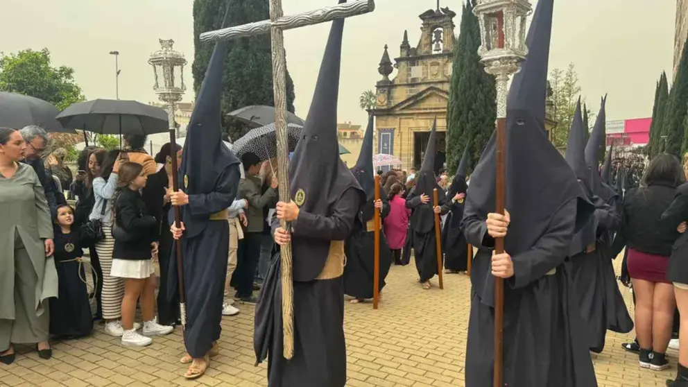 Nazarenos bajo la lluvia en Jerez