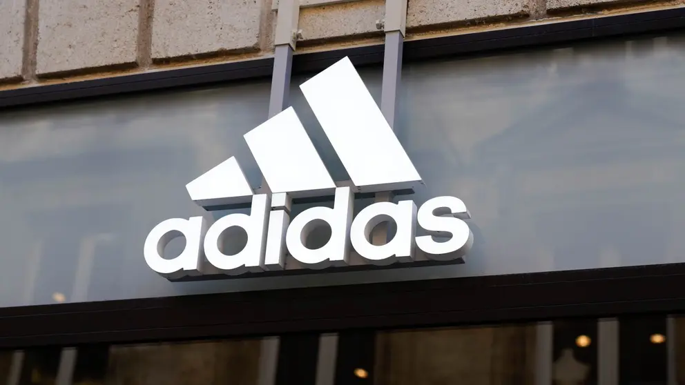 Logo de Adidas en la fachada de una de sus tiendas