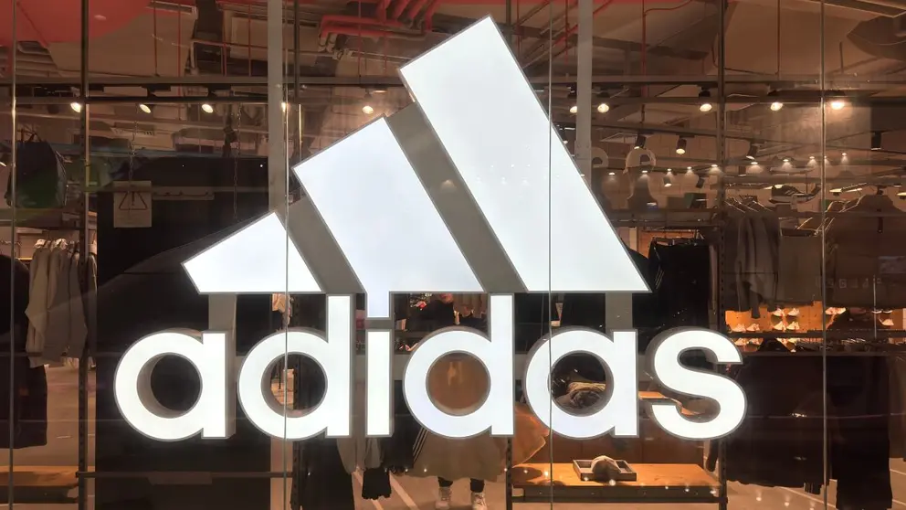 Escaparate de tienda Adidas