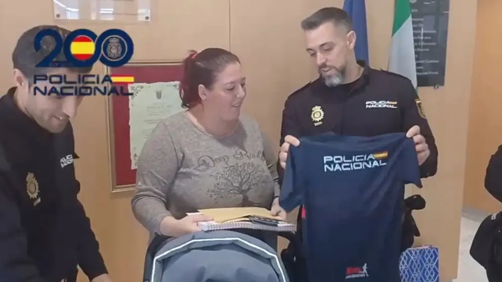 La mujer afectada junto a los Polic&iacute;as Nacionales en la Comisar&iacute;a de Jerez