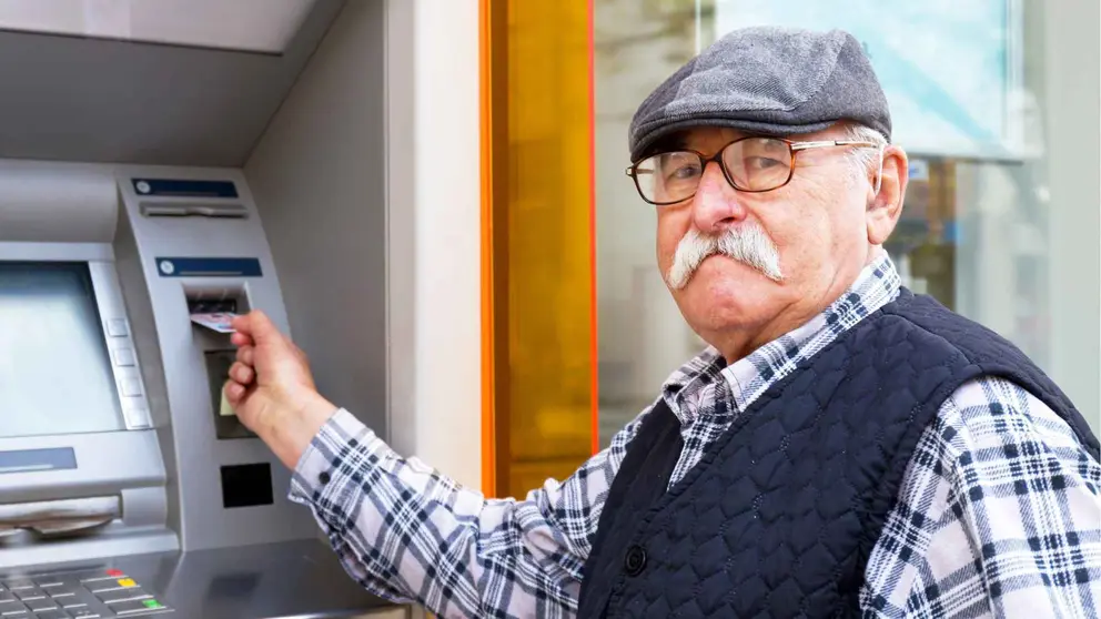 Un pensionista acude al banco para retirar su pensi&oacute;n