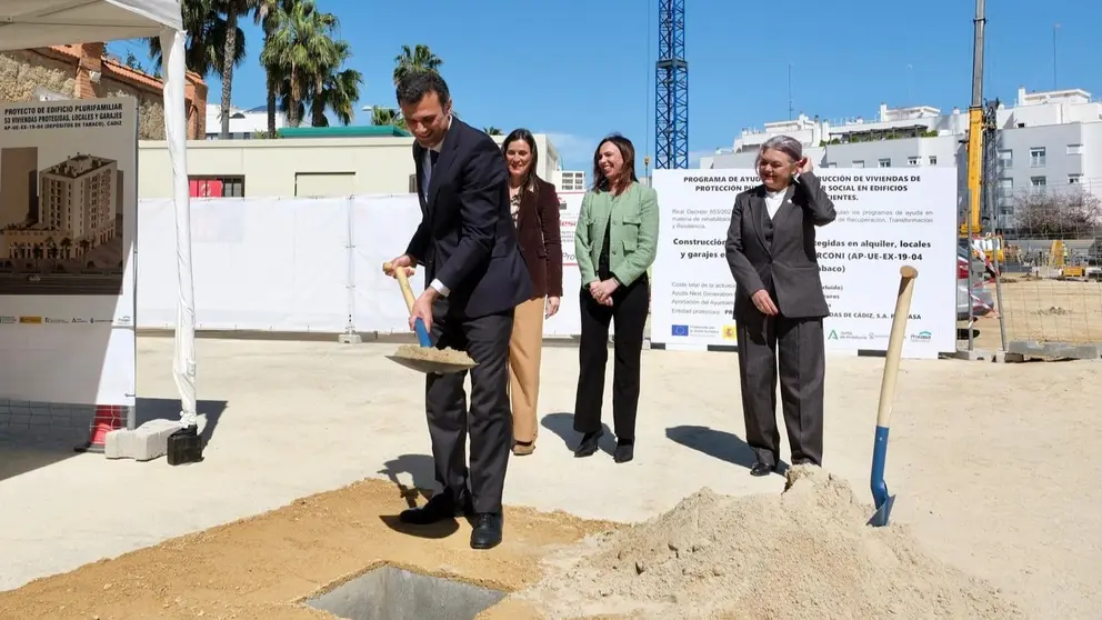 El alcalde de C&aacute;diz, Bruno Garc&iacute;a, ha presidido el acto de colocaci&oacute;n de la primera piedra | Cristo Garc&iacute;a