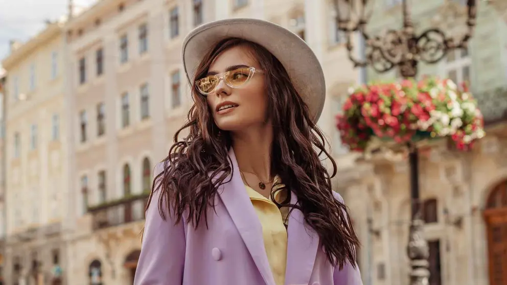 Una mujer a la moda con prendas de Stradivarius