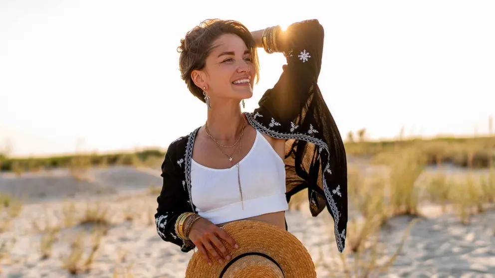 Una mujer a la moda con sandalias de Clarks