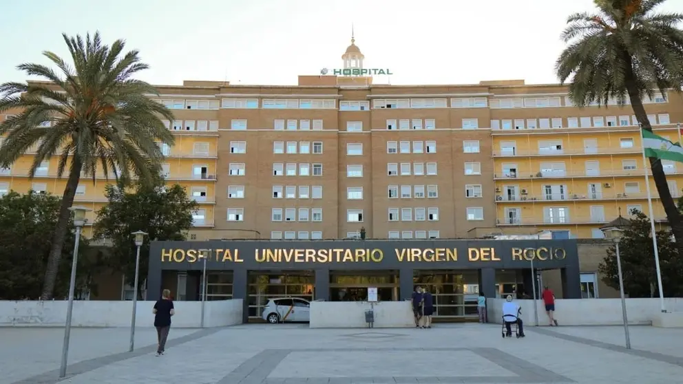 El hospital Virgen del Roc&iacute;o de Sevilla, lugar donde fue trasladado el herido