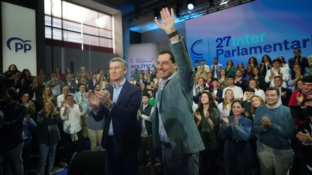 Juanma Moreno, junto a Alberto N&uacute;&ntilde;ez Feij&oacute;o, este pasado fin de semana en Sevilla