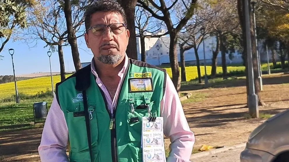 Manuel Valencia, vendedor de la ONCE en Las Cabezas de San Juan