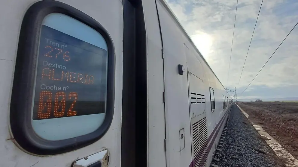 El tren 276 que cubre el servicio Intercity entre Madrid y Almer&iacute;a averiado en las proximidades de Tembleque