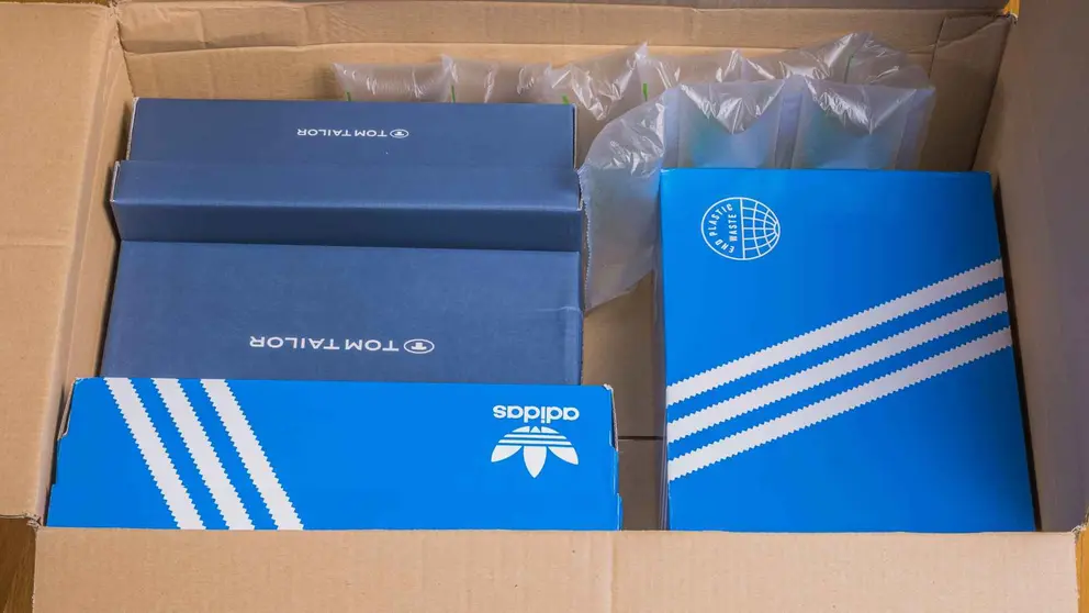 Caja de zapatillas de Adidas