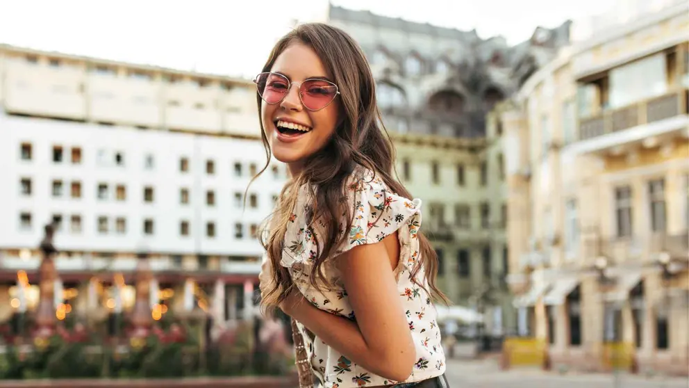 Las zapatillas Skechers que mejor combinan con vaqueros y vestidos en primavera