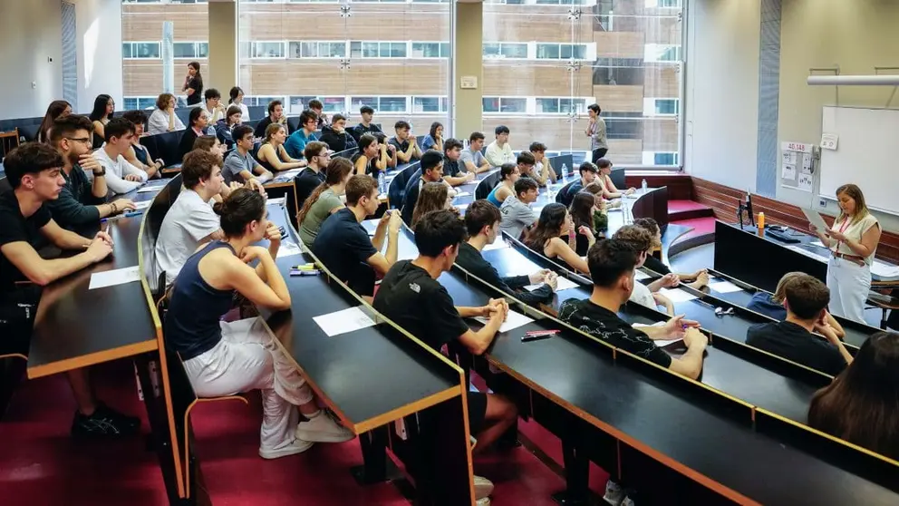 Estudiantes universitarios en clase