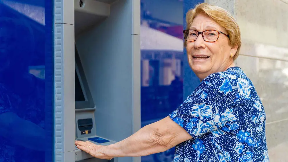 Una pensionista acude al banco para retirar su pensi&oacute;n