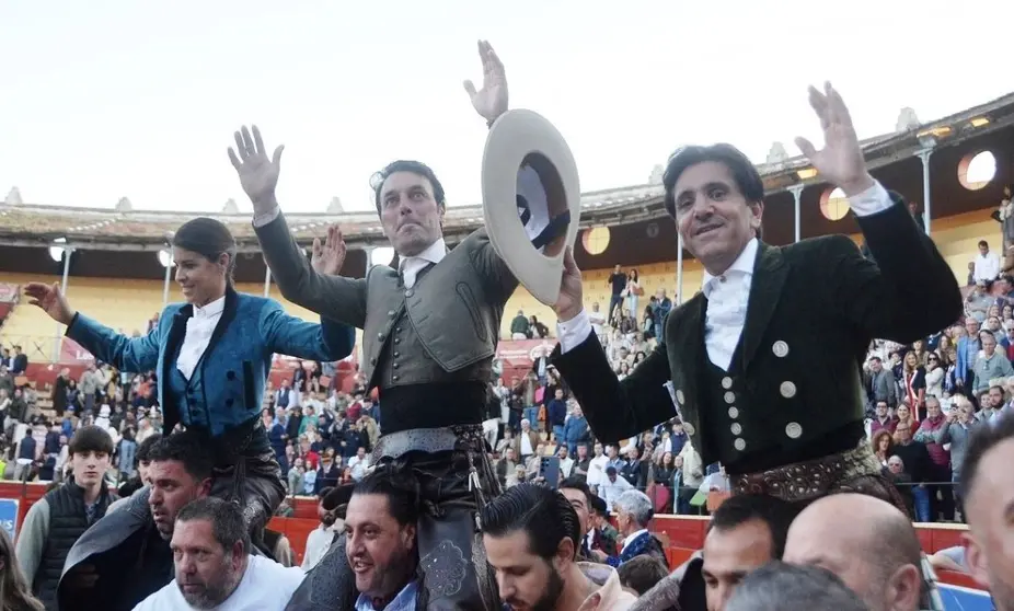 Los tres a hombros I Bre&ntilde;a