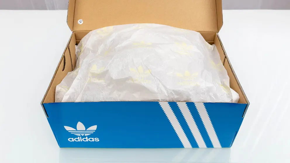 Caja de zapatillas Adidas