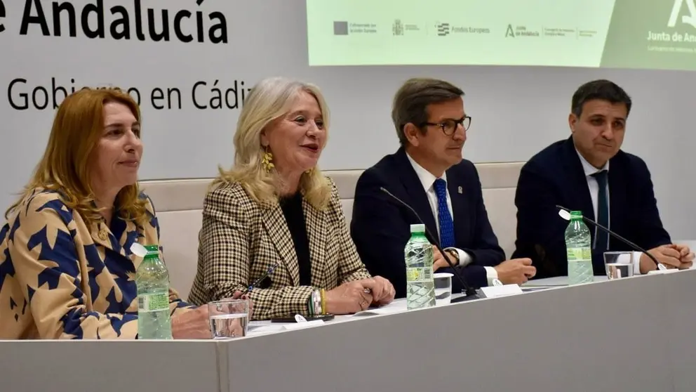 El consejero de Industria, Jorge Paradela, junto a la delegada de la Junta de Andaluc&iacute;a en C&aacute;diz, Mercedes Colombo