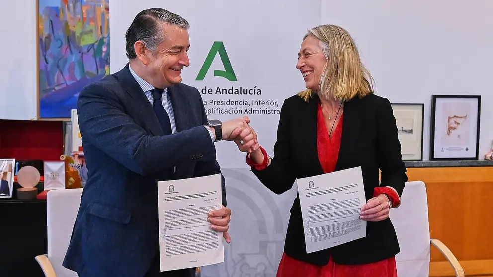 Antonio Sanz y Roc&iacute;o Hern&aacute;ndez firman un acuerdo de colaboraci&oacute;n de emergencias | Salvador L&oacute;pez Medina
