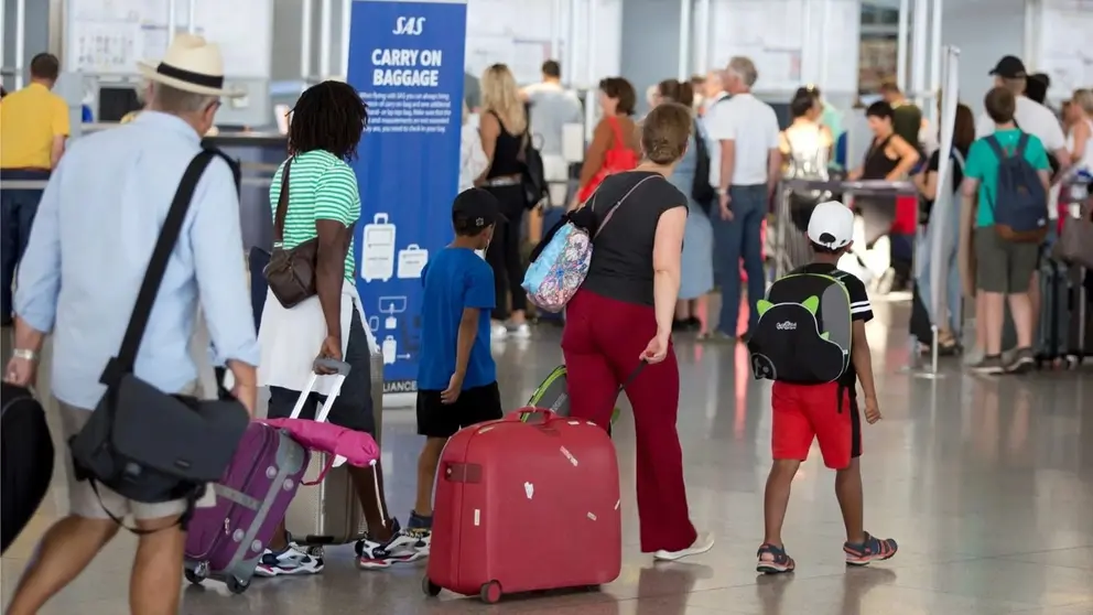 Pasajeros en el aeropuerto de M&aacute;laga, en una imagen de archivo