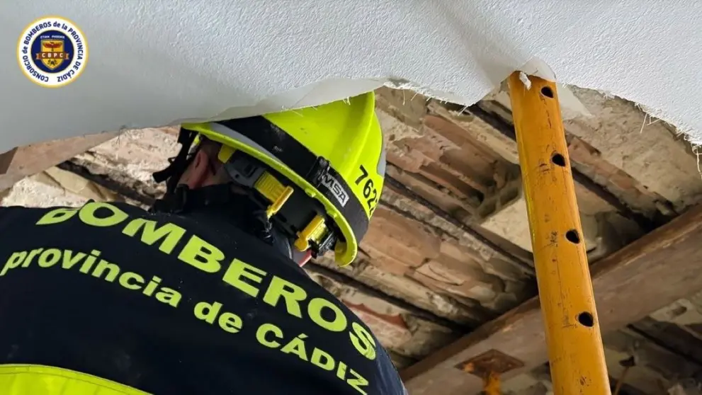 Un bombero actuando por la ca&iacute;da de un techo