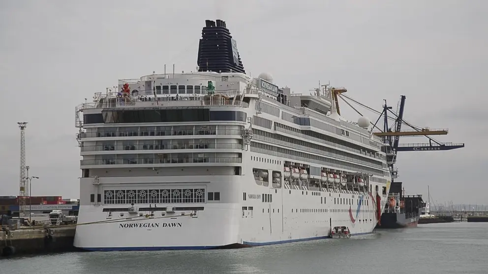 Un crucero en el puerto de C&aacute;diz
