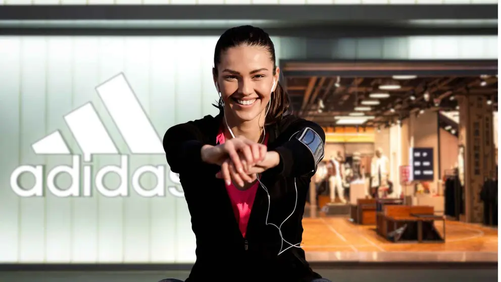 Una mujer con ropa deportiva de Adidas