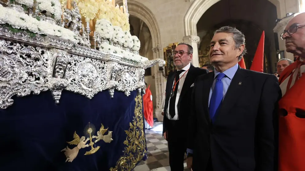 Antonio Sanz junto al palio de la Sagrada Cena en Jerez | Cristo Garc&iacute;a