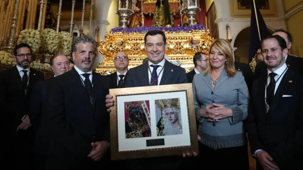 Juanma Moreno, durante su visita a la hermandad del Calvario en Huelva
