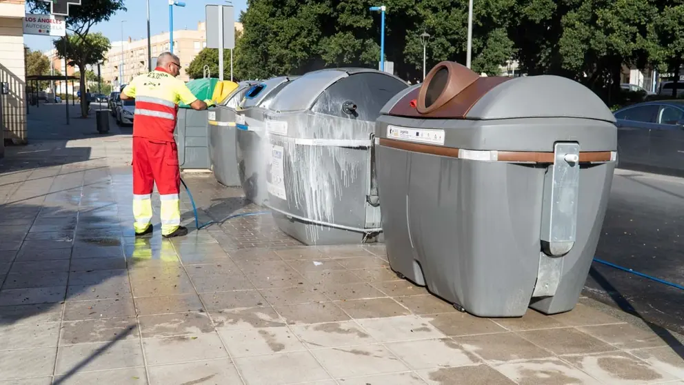 Un operario del servicio de recogida de residuos de Almer&iacute;a