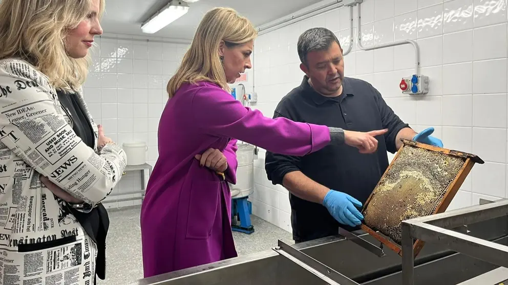 Almudena Mart&iacute;nez, durante su visita a una f&aacute;brica de miel