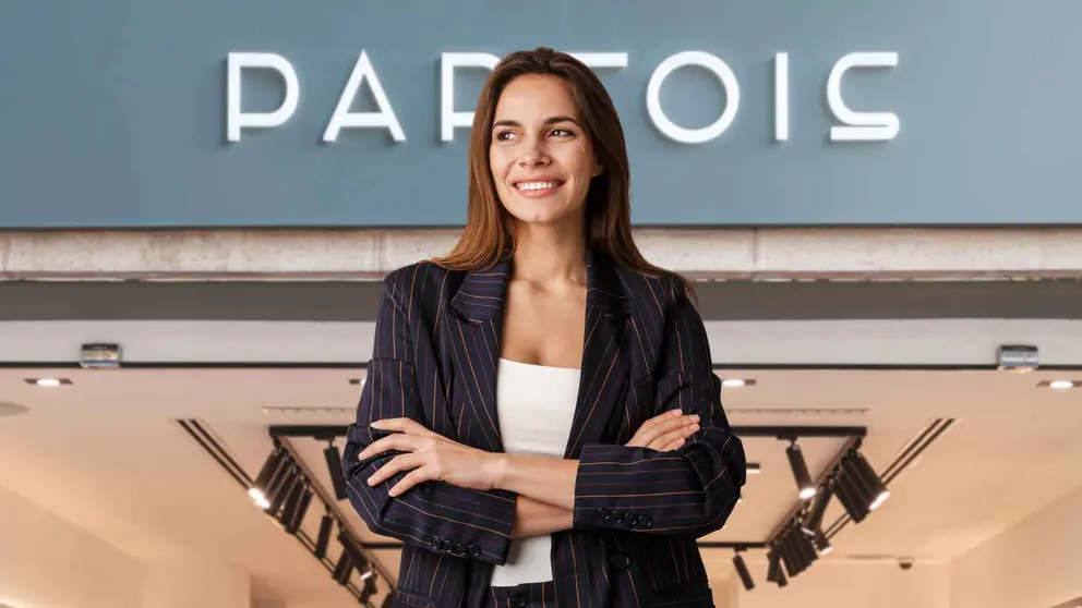 Una mujer a la moda con ropa de Parfois