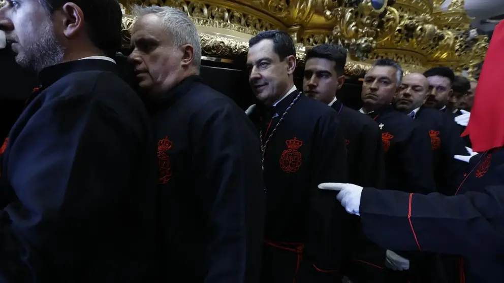 Juanma Moreno portando el Cristo de la Exaltaci&oacute;n en M&aacute;laga
