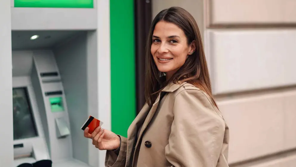 Una pensionista acude al banco a cobrar su pensi&oacute;n