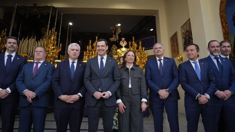 Juanma Moreno disfrutando de la Semana Santa