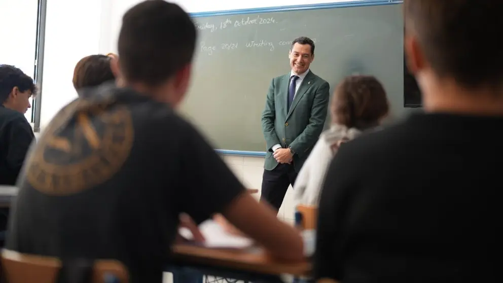 Juanma Moreno junto a los alumnos de un instituto