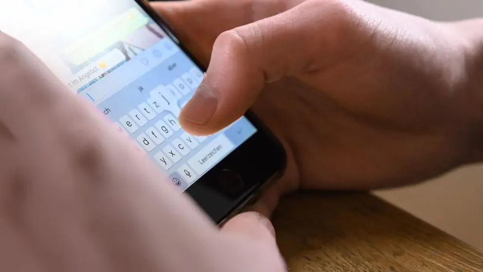 Escribiendo mensajes en la aplicaci&oacute;n Whatsapp