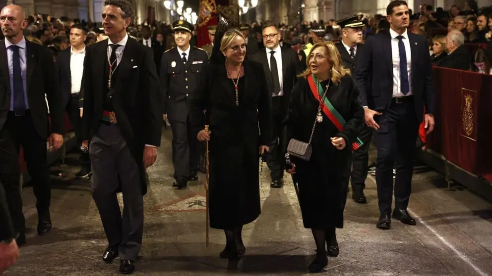 Marifr&aacute;n Carazo, alcaldesa de Granada, acompa&ntilde;ando a la procesi&oacute;n del Santo Sepulcro