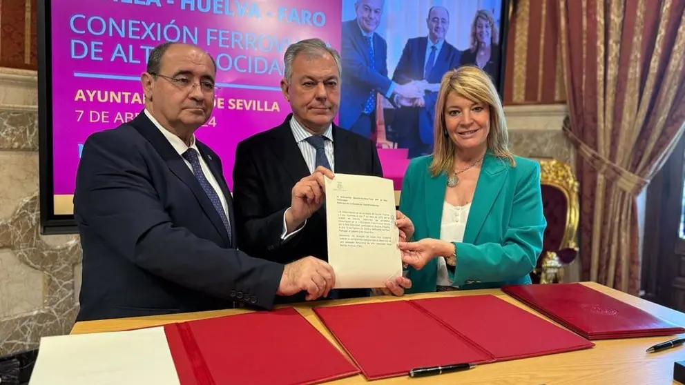 La alcaldesa de Huelva, Pilar Miranda, junto a los alcaldes de Sevilla y Faro, Jos&eacute; Luis Sanz y Rogerio Bacalhau (izquierda).,