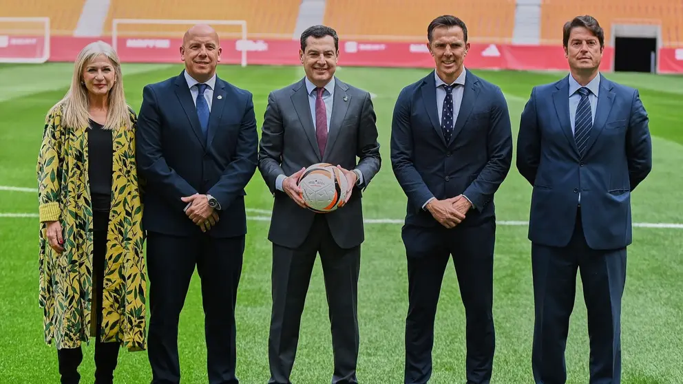 Juanma Moreno, presidente de la Junta de Andaluc&iacute;a, en el centro de la imagen | Salvador L&oacute;pez Medina