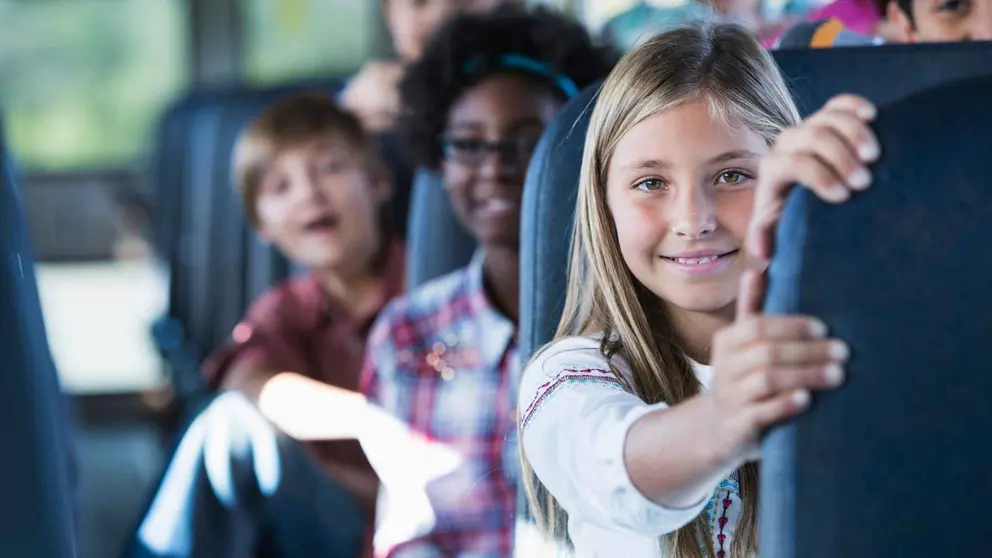 Ni&ntilde;os en un autob&uacute;s escolar