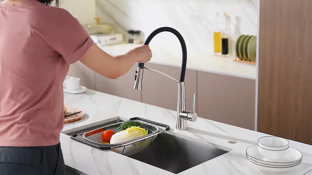 Grifo de cocina con ducha extra&iacute;ble CREA