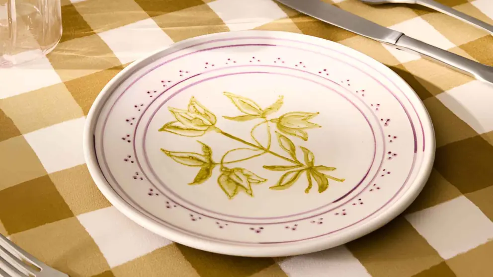 Plato de postre de terracota pintado a mano de Mango Home