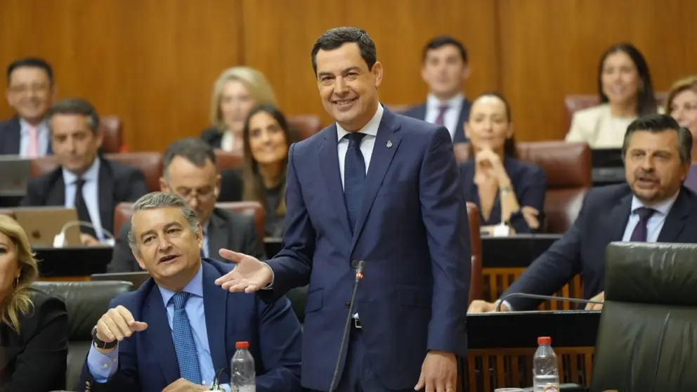 El presidente de la Junta de Andaluc&iacute;a, Juanma Moreno en el Parlamento
