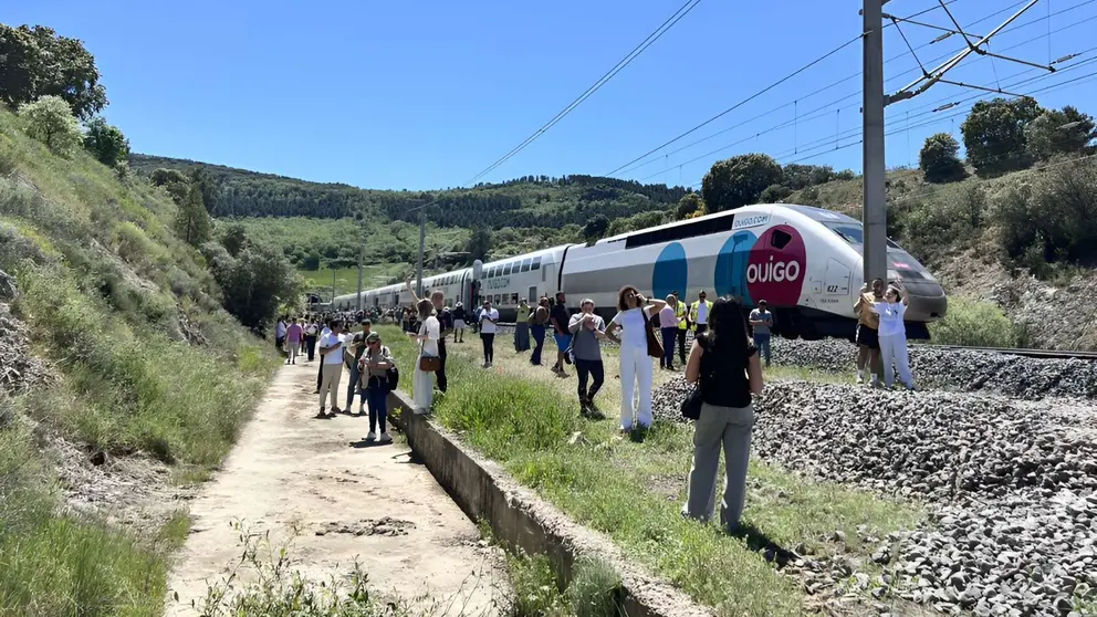 Pasajeros de un tren tras el apag&oacute;n el&eacute;ctrico