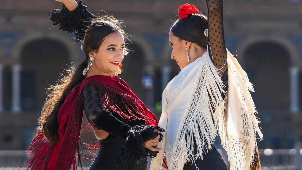 Dos mujeres vestidas de flamenca en la Feria de Abril