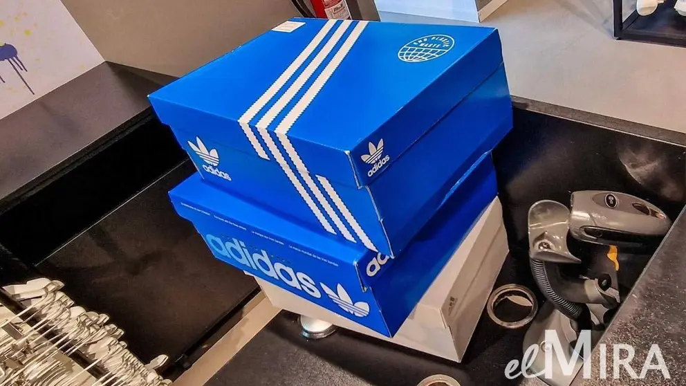 Caja Adidas en lineal de caja